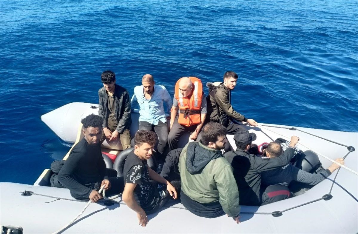 Ayvalık açıklarında Türk kara sularına itilen 13 düzensiz göçmen kurtarıldı