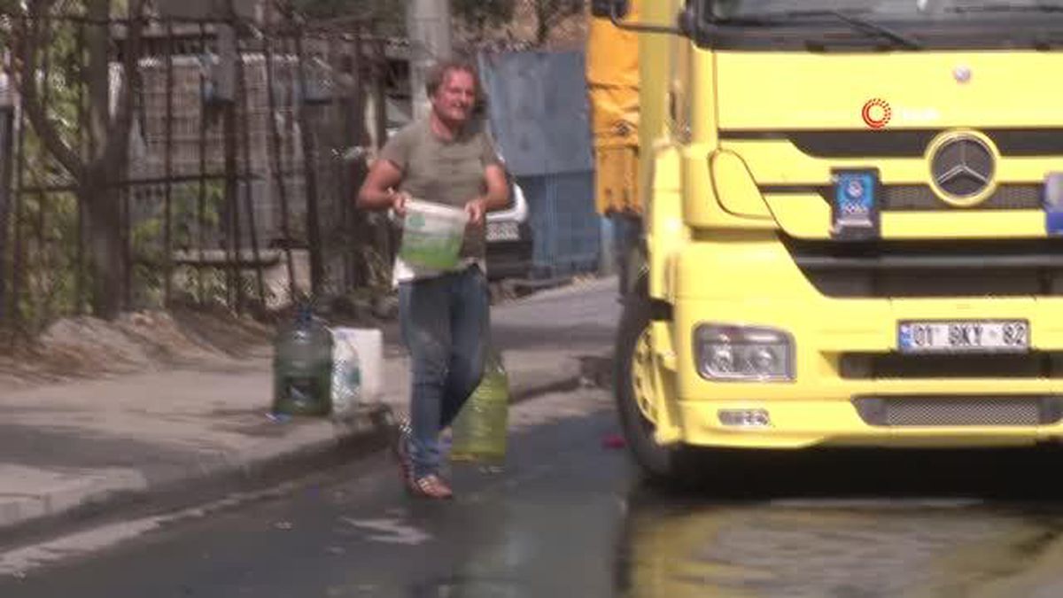 Bahçelievler'de kaldırıma çarpan tırın mazot deposu delindi, yol trafiğe kapandı