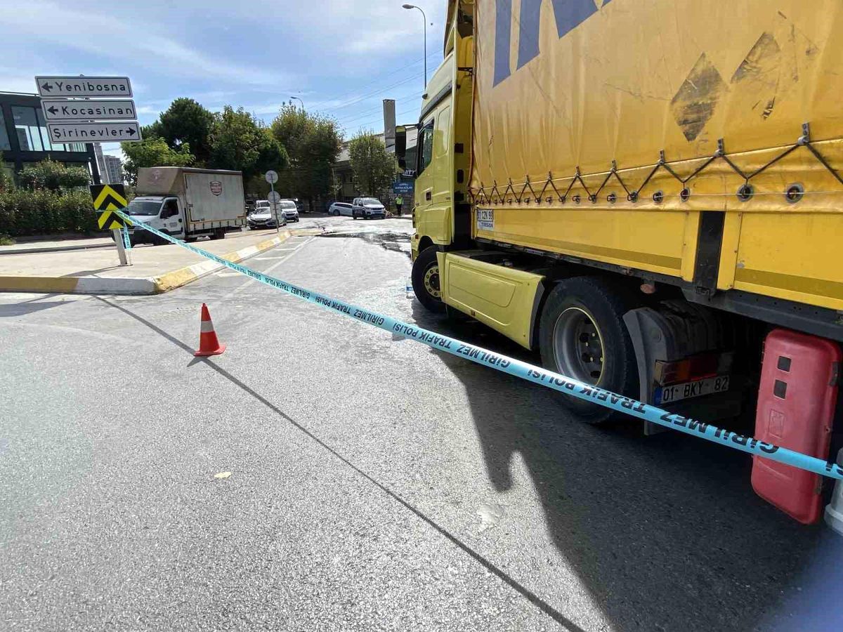 Bahçelievler'de Kavşakta Tır Kazası: Yakıt Deposu Delindi