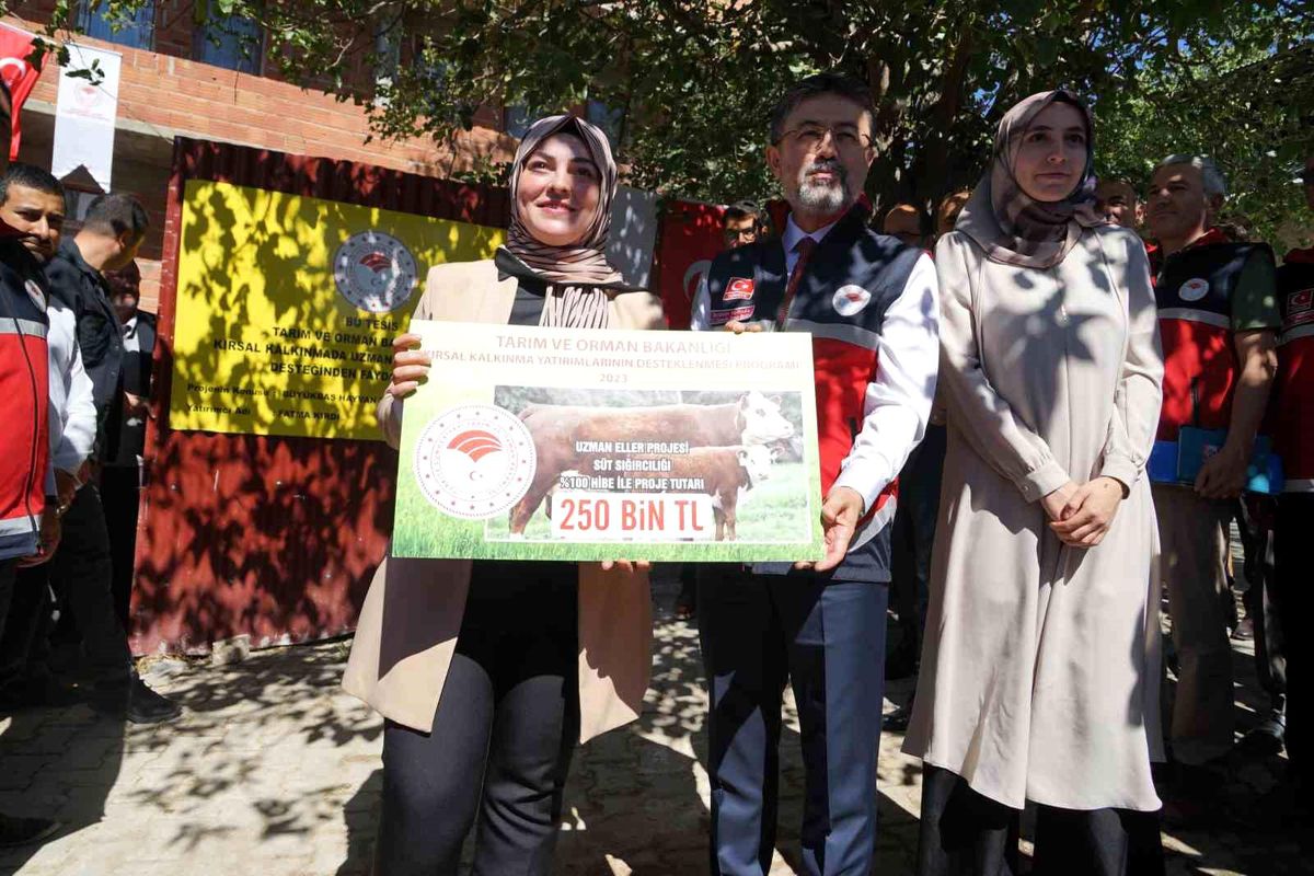 Tarım ve Orman Bakanı İbrahim Yumaklı, Kastamonu'da genç girişimcinin hayvan yetiştiriciliği tesisini ziyaret etti
