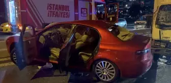 Bakırköy'de Kontrolden Çıkan Otomobil Kamyonete Çarptı