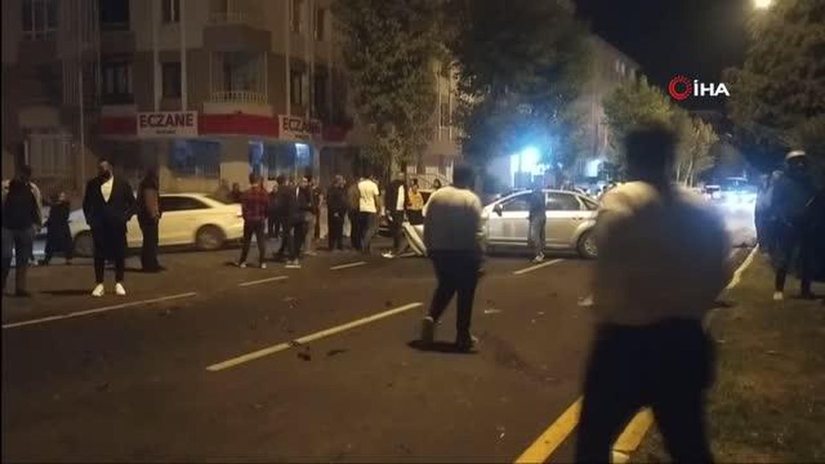 Çorum'da Otomobil Karşı Şeride Geçerek Park Halindeki Otobüse Çarptı