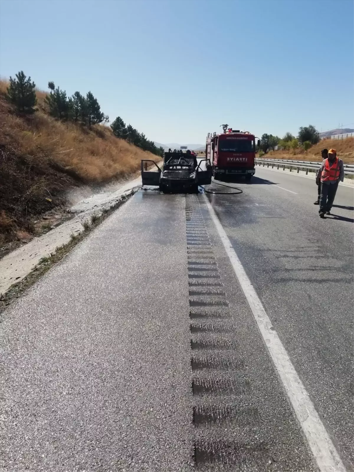 Afyonkarahisar'da seyir halindeki otomobil yanmaya başladı