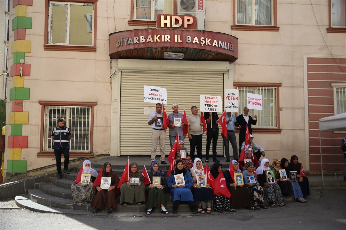 Diyarbakır'da HDP binası önünde evlat nöbetine bir aile daha katıldı