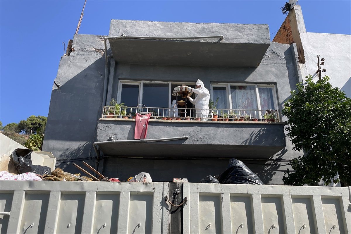 Aydın'ın Efeler ilçesinde 5 evden yaklaşık 10 kamyon çöp çıkarıldı