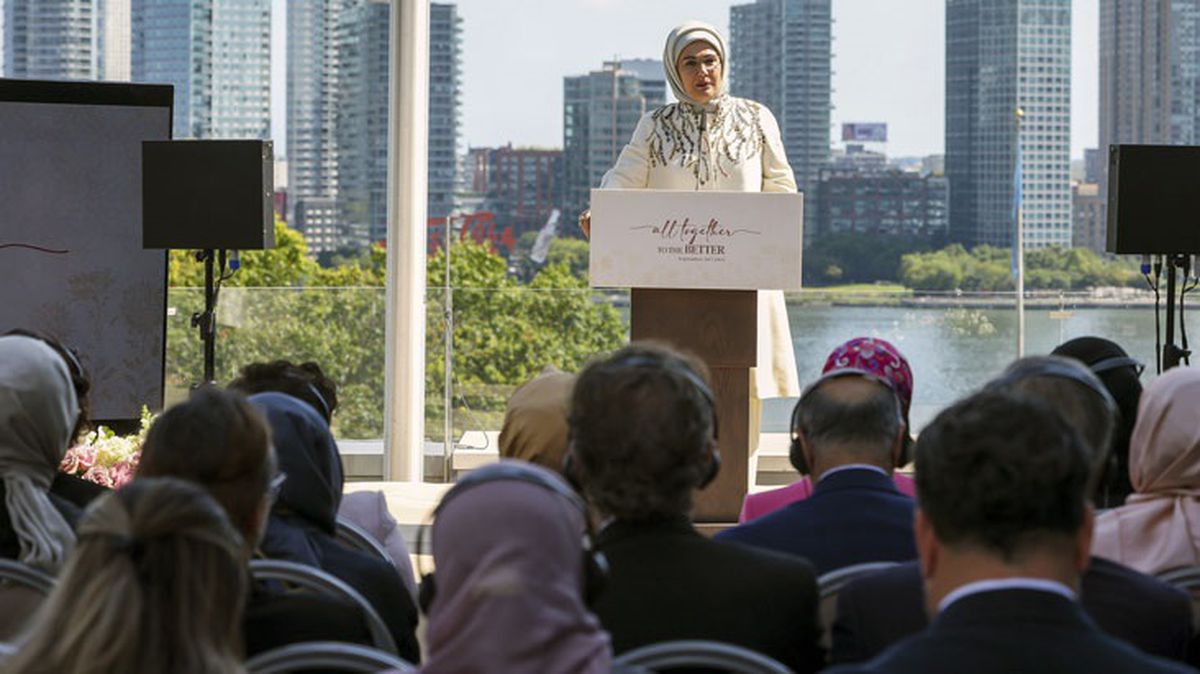 Emine Erdoğan, yüzyıllardır hayırseverliği ile nam salan Türk devlet yapısının vicdani boyutuna dikkat çekti