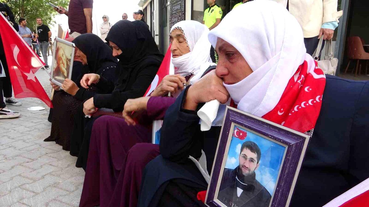 Van'da terör örgütü PKK tarafından çocukları dağa kaçırılan aileler eylemlerini sürdürüyor