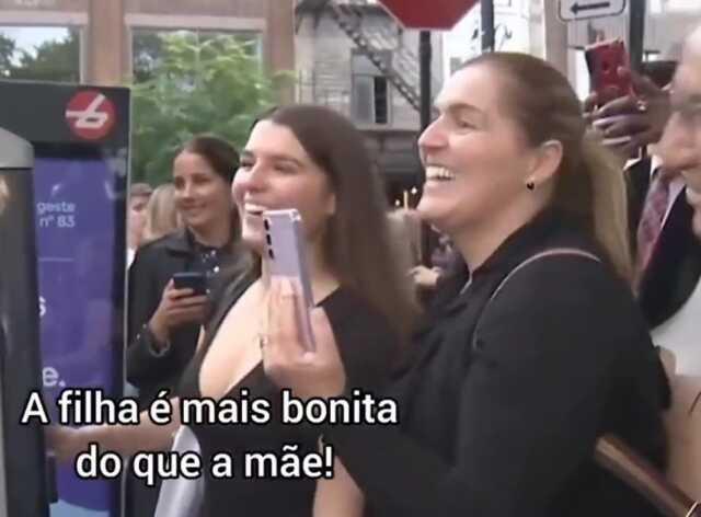 Genç bir kadının göğüs dekoltesini işaret ederek soğuk alırsın diyen Portekiz cumhurbaşkanı sert tepki gördü Genç bir kadının göğüs dekoltesini işaret ederek soğuk alırsın diyen Portekiz cumhurbaşkanı sert tepki gördü