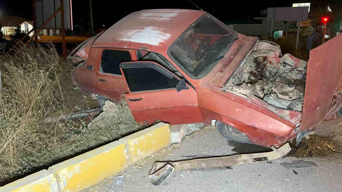 Afyonkarahisar'da Tırın Çarptığı Otomobildeki Sürücü Şans Eseri Hafif Yaralandı