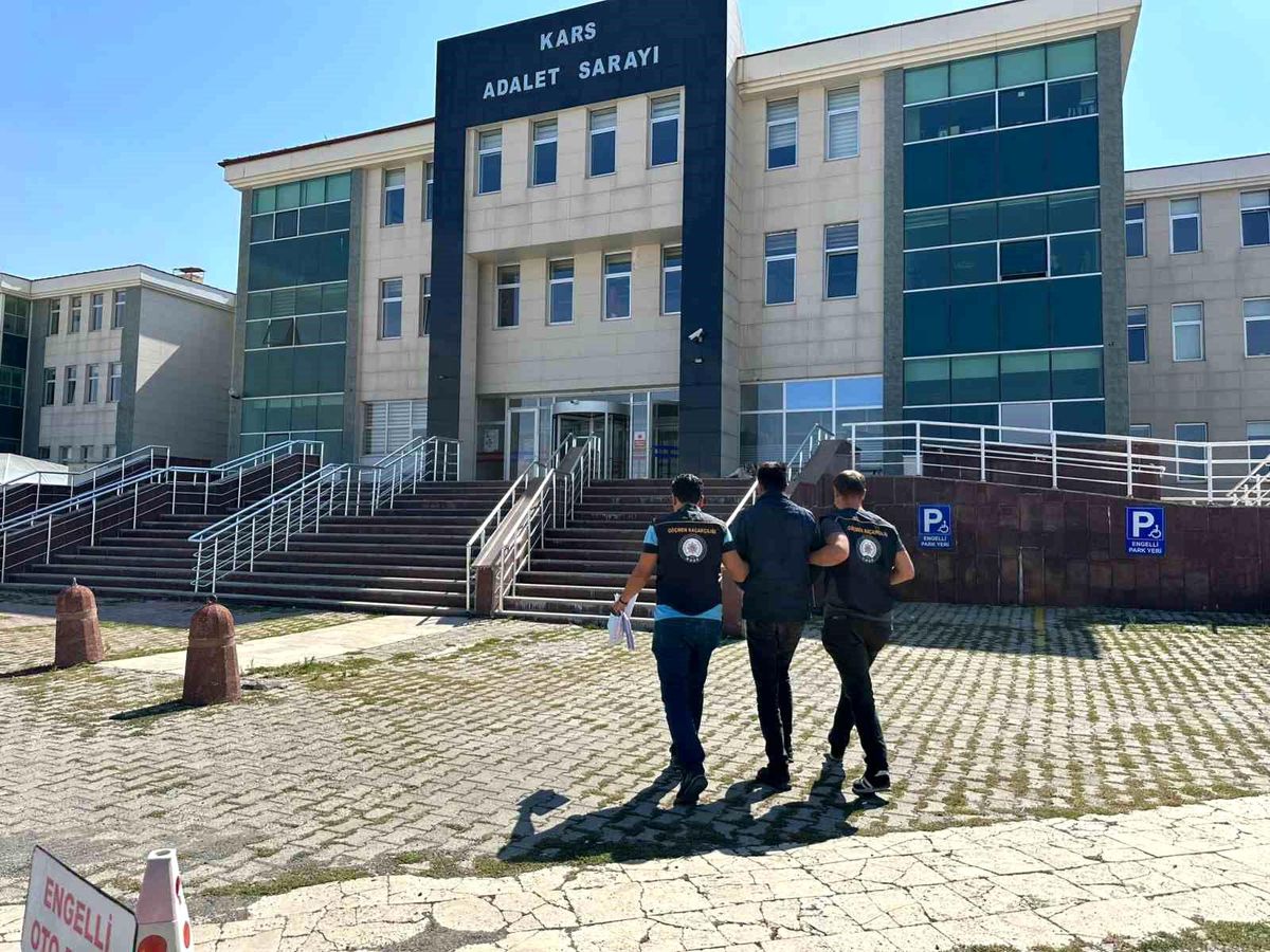 Kars'ta göçmen kaçakçılığı yapan 1 kişi tutuklandı