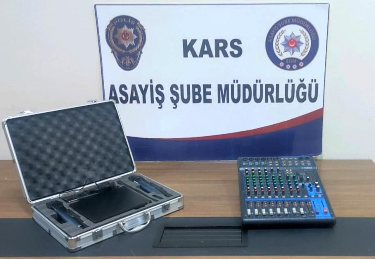Kars'ta Park Halindeki Araçtan Ses Sistemleri Çalındı