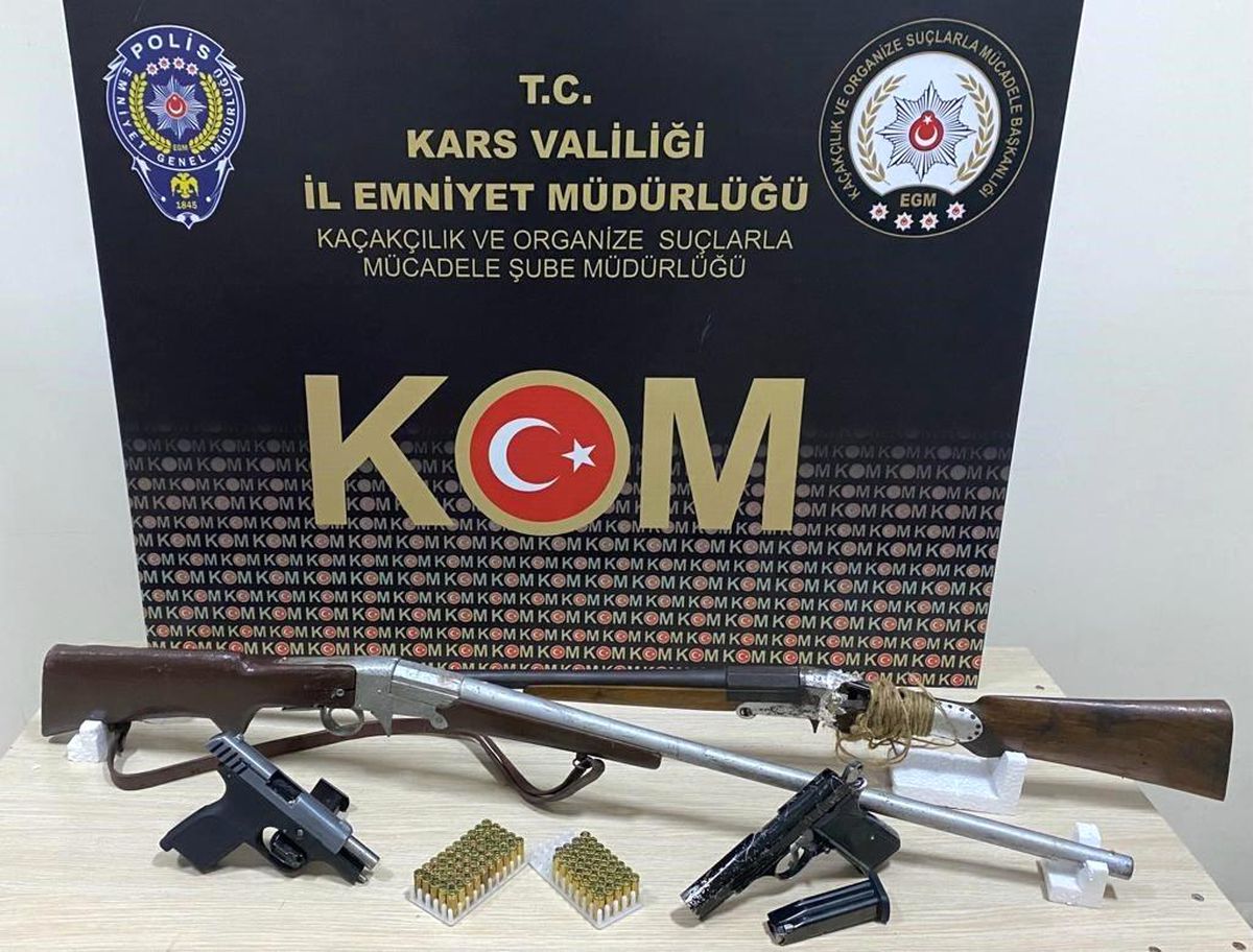 Kars'ta 2 kişinin üzerinden cephanelik çıktı