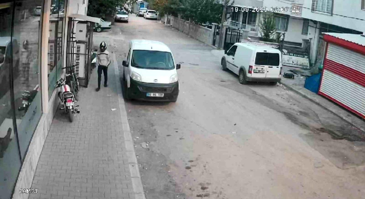 Adıyaman'da Kasklı Bir Hırsızın Motosiklet Çalması