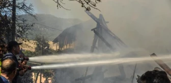 Taşköprü'de çıkan yangında 3 ev ve 1 ahır tamamen yandı