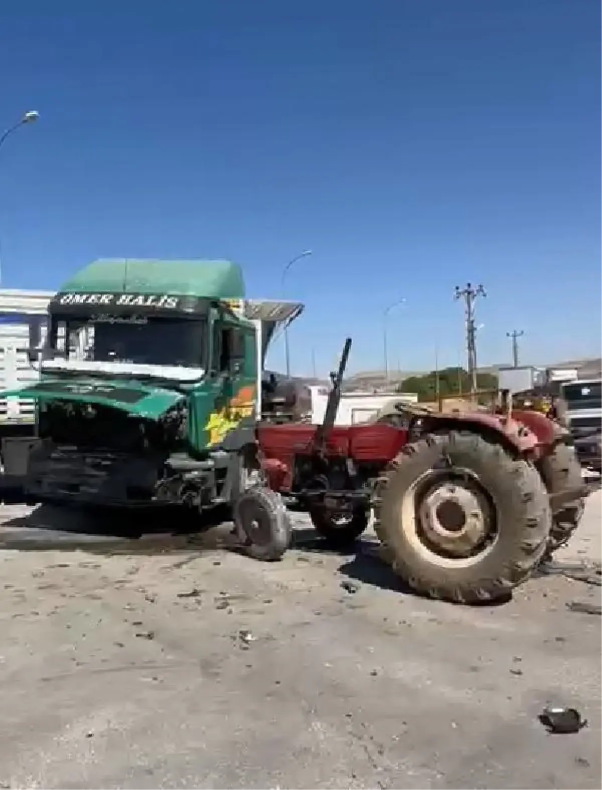 Dinar'da kavşakta kaza: 2 yaralı, 4 araç hasar gördü