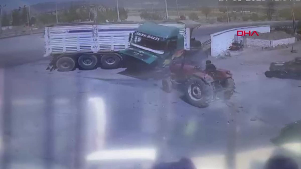 Afyonkarahisar'da TIR'ın kavşakta çarptığı araçlarda 2 kişi yaralandı
