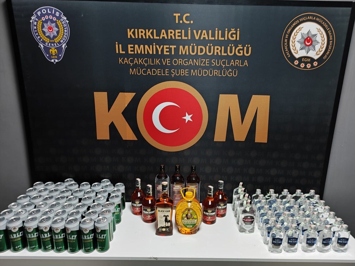 Kırklareli'nde Otomobilde 98 Şişe Gümrük Kaçağı İçki Ele Geçirildi