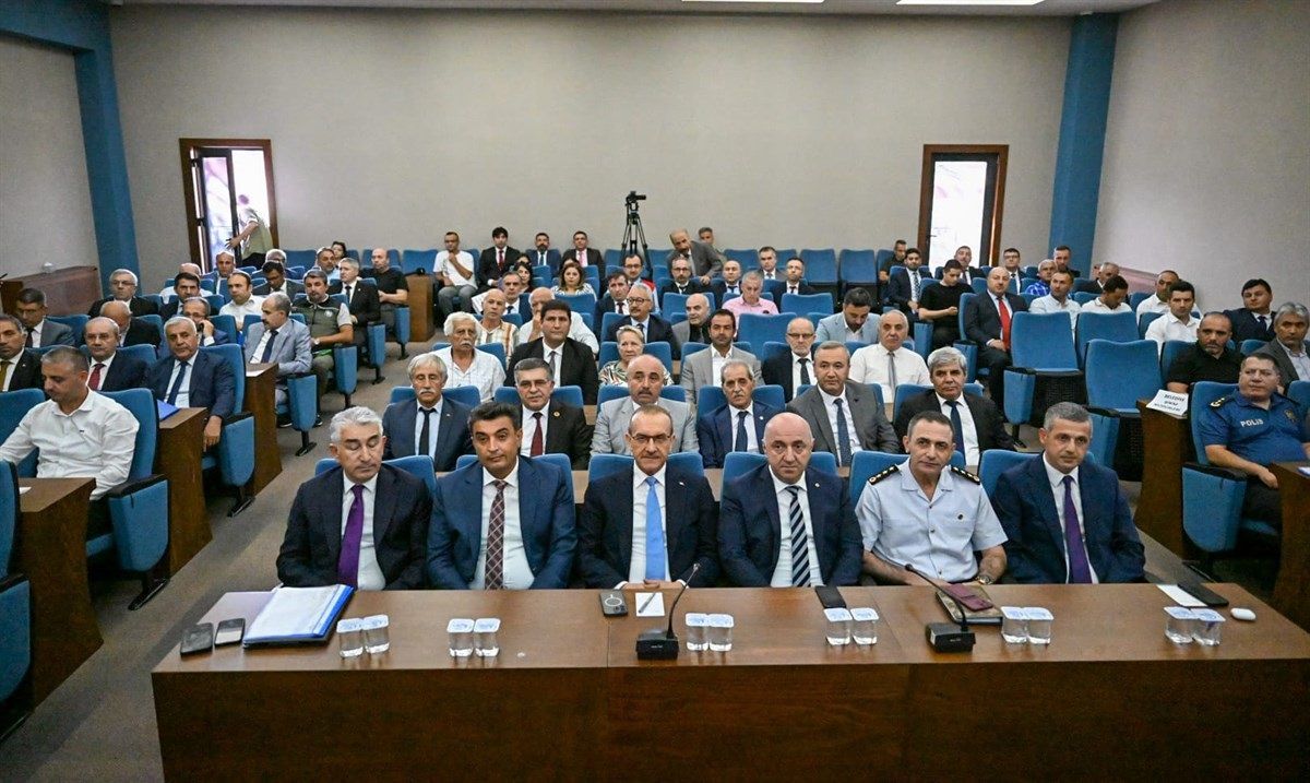 Kocaeli Valisi Seddar Yavuz, Darıca'da muhtarlarla toplantıda bir araya geldi