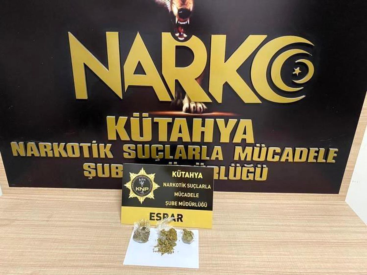 Kütahya'da durdurulan araçta 16,95 gram esrar ele geçirildi