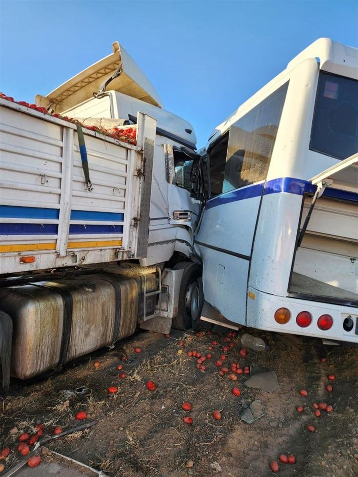 Manisa'da tırın çarptığı işçi servisinde 23 kişi yaralandı