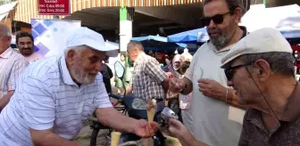 İzmit'te 71 ve 61 yıldır seyyar dondurma satan esnaflara plaket takdim edildi