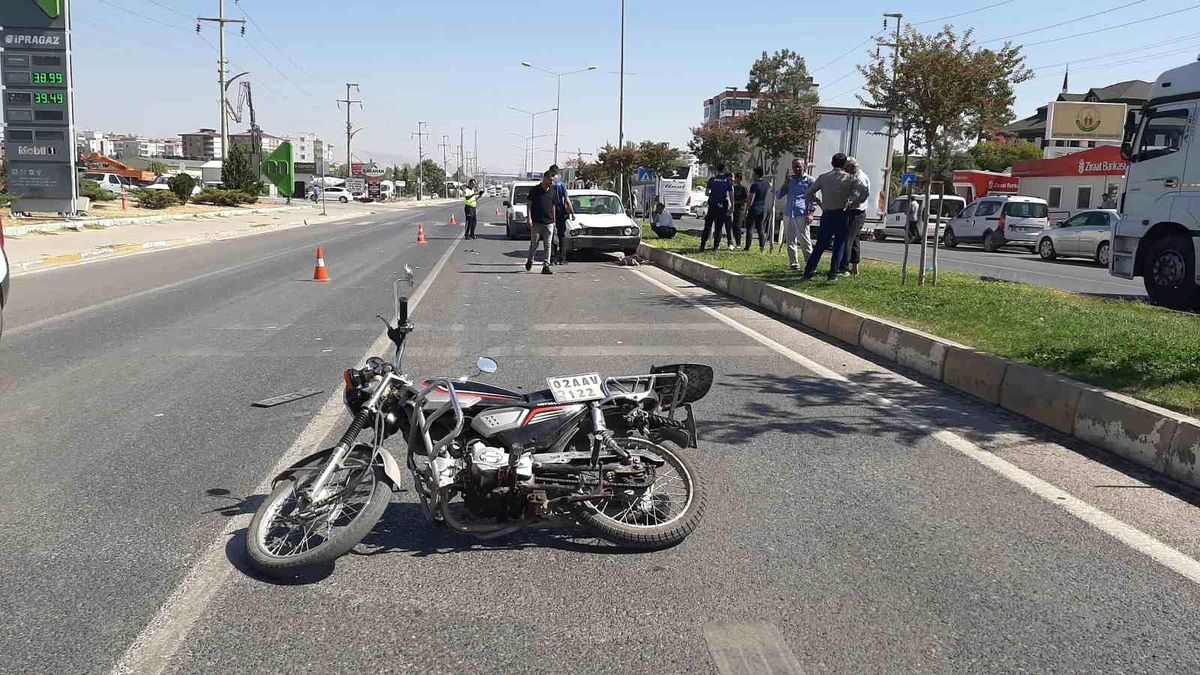 Adıyaman Küçük Sanayi Sitesi'nde Otomobil ile Motosiklet Çarpıştı: 1 Kişi Ağır Yaralandı