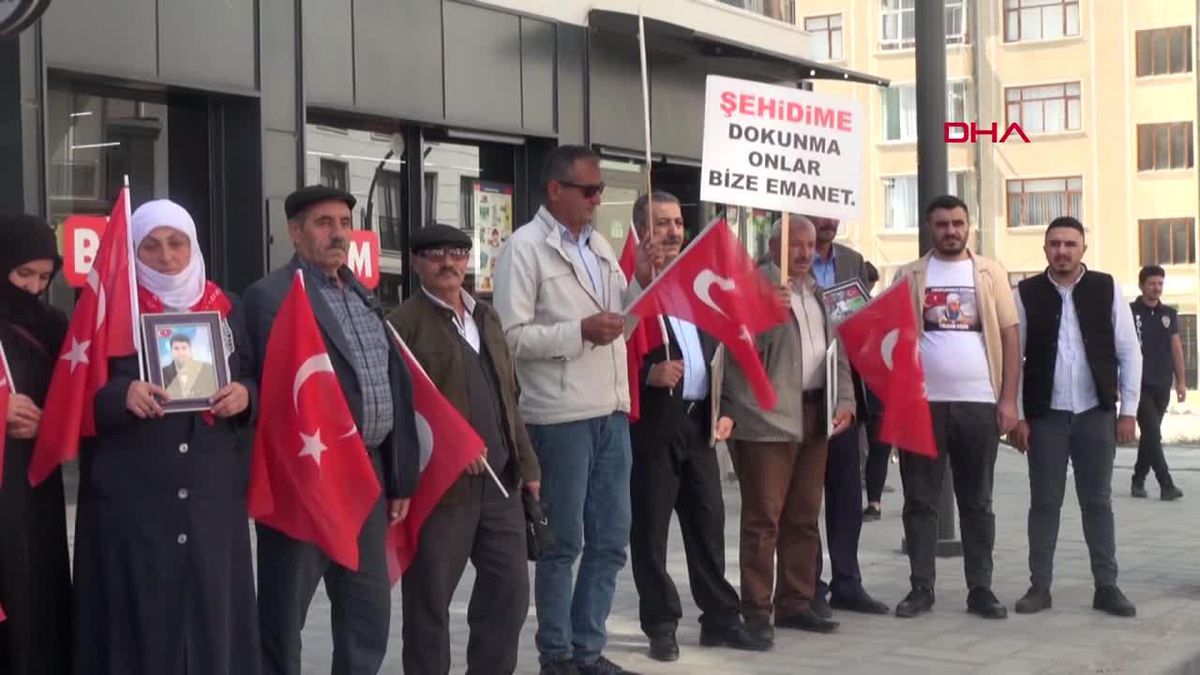 VAN'DA HDP ÖNÜNDEKİ EYLEME KATILAN ANNE: EVLADIMI İSTİYORUM