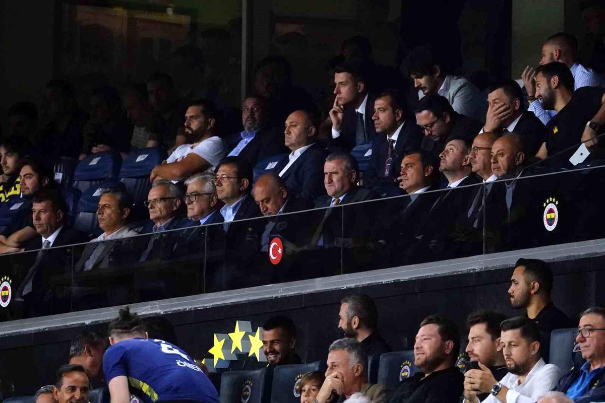 A Milli Futbol Takımı'nın yeni teknik direktörü Vincenzo Montella Fenerbahçe-Nordsjaelland maçını tribünden izledi