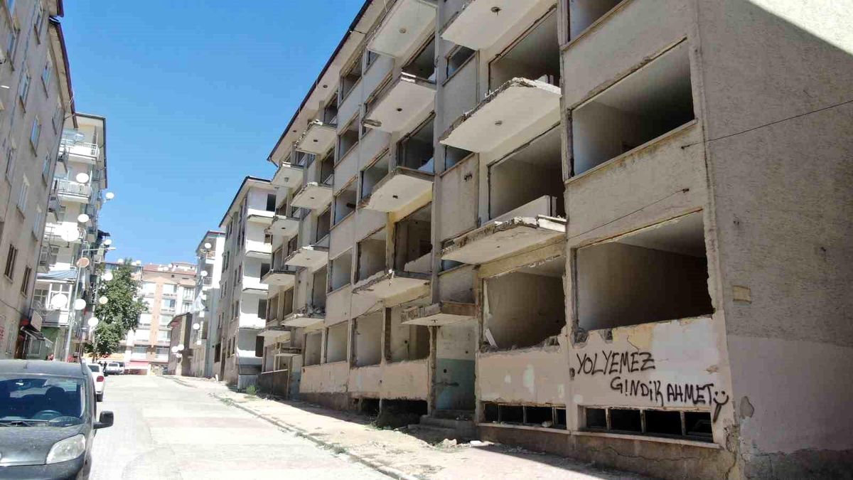 Elazığ ve Kahramanmaraş'ta Ağır Hasarlı Binalar Tehlike Saçıyor
