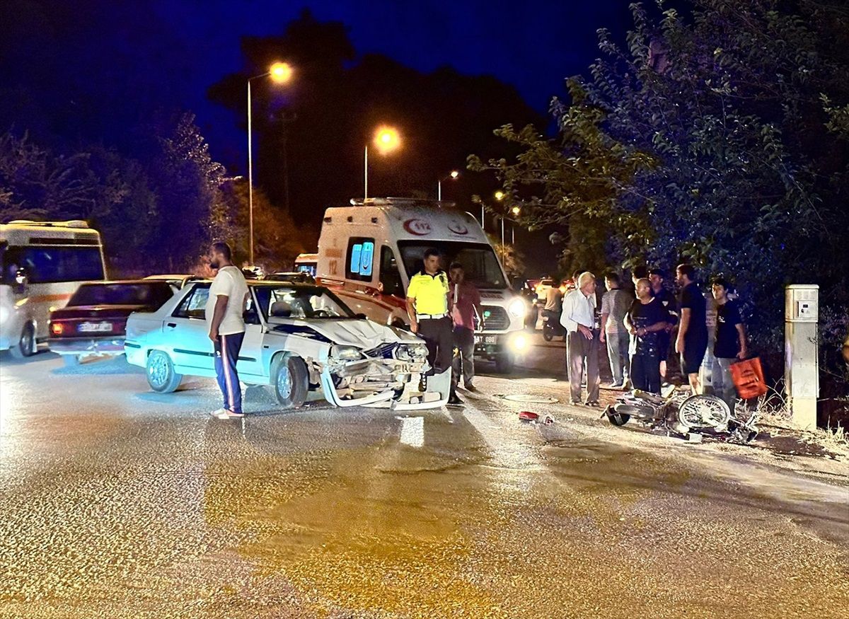 Antalya'da otomobil ile motosikletin çarpıştığı kazada 1 kişi yaralandı