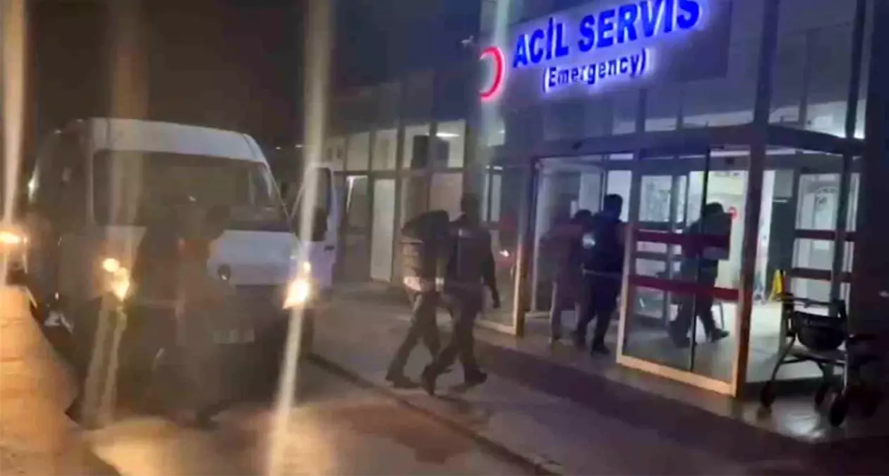 Ayvalık'ta 14 düzensiz göçmen ve 7 organizatör yakalandı