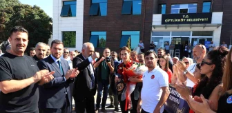 Dünya Güreş Şampiyonası'nda altın madalya kazanan Buse Tosun Çavuşoğlu Yalova'da coşkuyla karşılandı