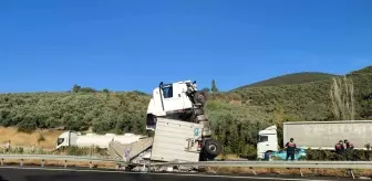 Gedelek viyadüğü yakınlarında tır devrildi, enerji içeceği yola saçıldı