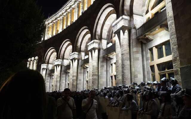 Ermenistan'da halk sabaha kadar uyumadı! Hepsinin dilinde aynı slogan var: Paşinyan istifa