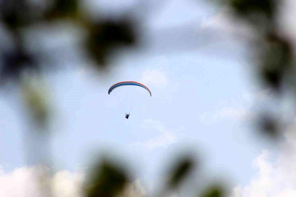 Yamaç Paraşütü Pilotları Düzce'de Eşsiz Doğanın Keyfini Çıkarıyor