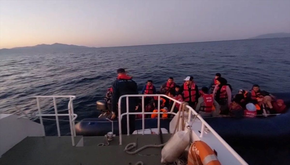 İzmir Açıklarında 84 Düzensiz Göçmen Kurtarıldı, 270 Göçmen Yakalandı