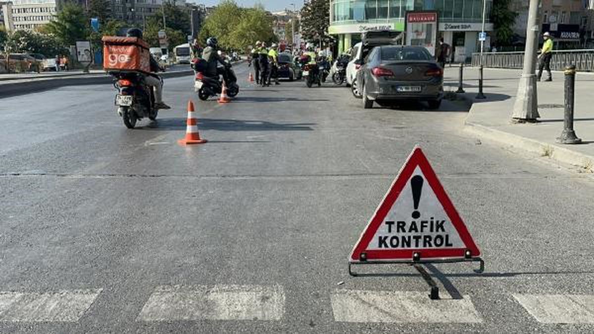 Kadıköy'de Motosiklet Sürücülerine Denetim: 75 Bin 900 Lira Cezai İşlem Uygulandı