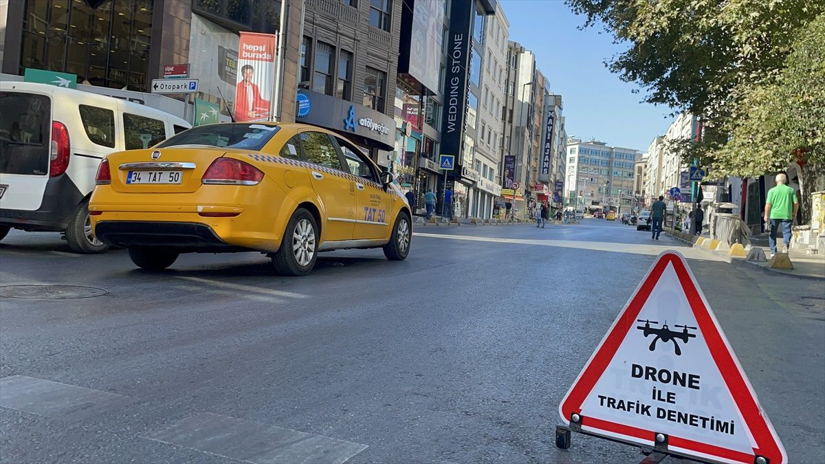 Kadıköy'de drone destekli trafik denetimi: Yayalara yol vermeyen sürücülere ceza