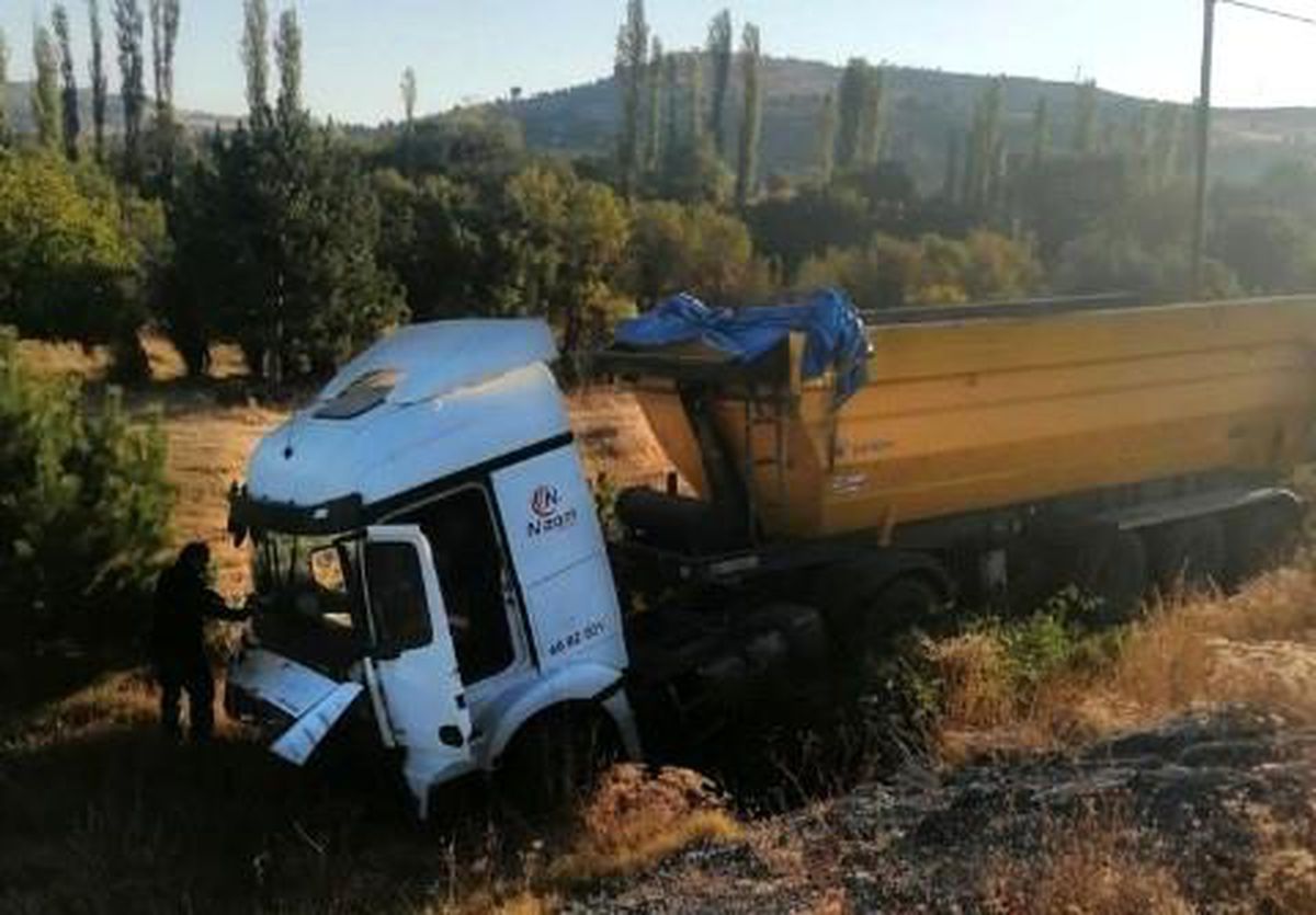 Kütahya'da kamyon tarlaya uçtu, sürücü yaralandı