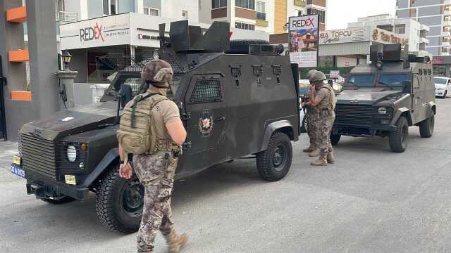 Mersin'de 'dublör' kullanarak dolandırıcılık yapan suç örgütüne baskın! Operasyonda 130 polis görev aldı