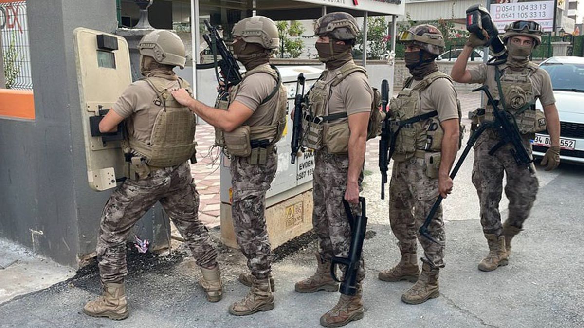 Mersin'de 'dublör' kullanarak dolandırıcılık yapan suç örgütüne baskın! Operasyonda 130 polis görev aldı