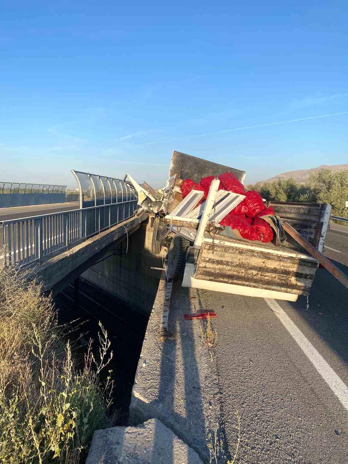 Niğde'de kamyonetin bariyerlere çarpması sonucu sürücü yaralandı