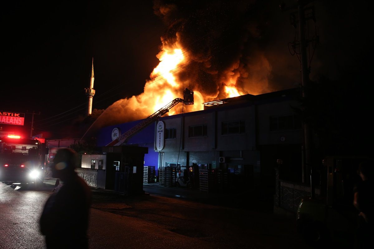 Serdivan'da Kauçuk Fabrikasında Çıkan Yangın Kontrol Altına Alındı
