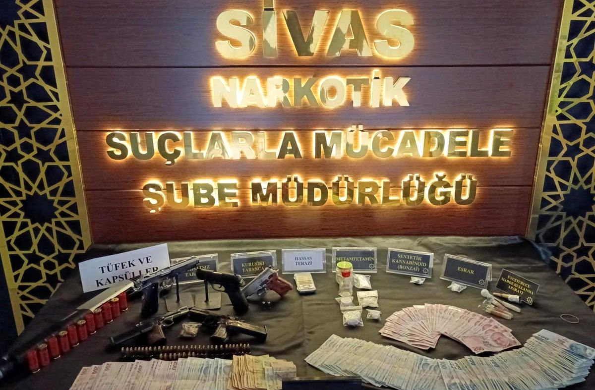 Sivas'ta yapılan uyuşturucu operasyonunda binlerce lira ve uyuşturucu madde ele geçirildi
