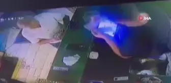 Sultanbeyli'de işletme sahibi, kafede unutulan para dolu cüzdanı derneğe teslim etti