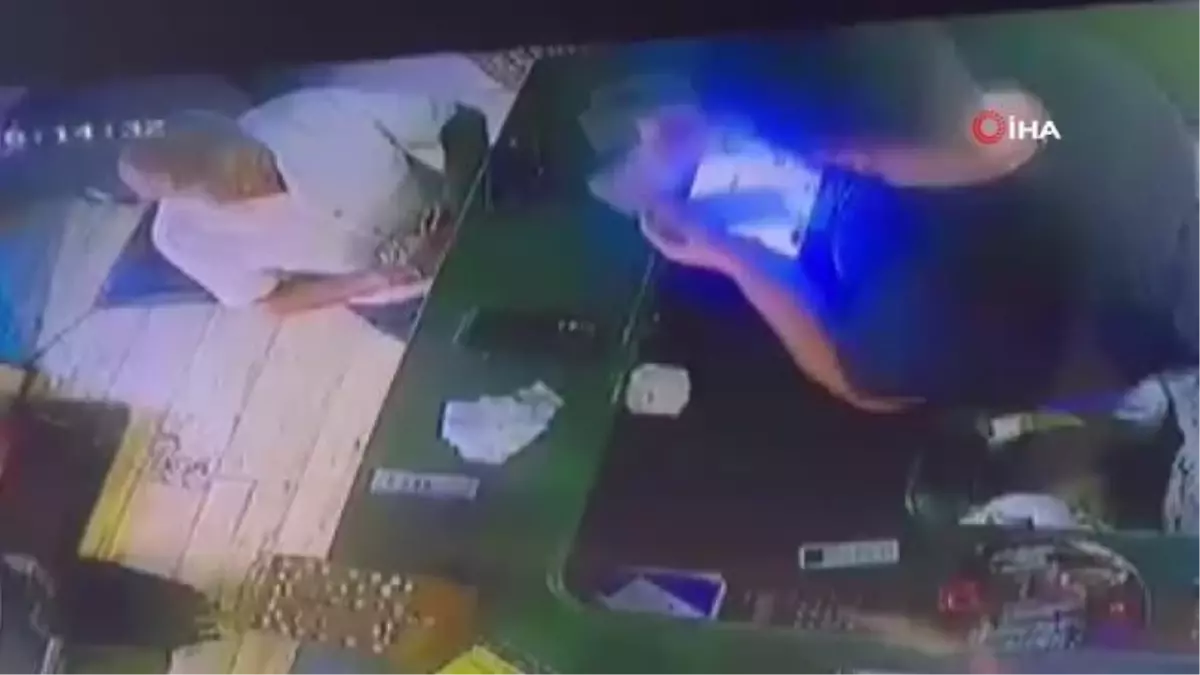 Sultanbeyli'de işletme sahibi, kafede unutulan para dolu cüzdanı derneğe teslim etti