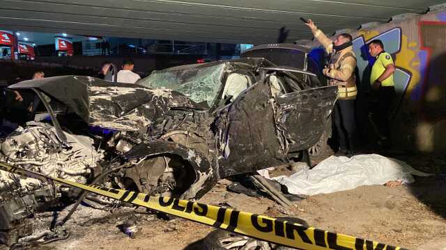 Tramvay köprüsünün duvarına çarpan araç hurdaya döndü: 4 kişi hayatını kaybetti