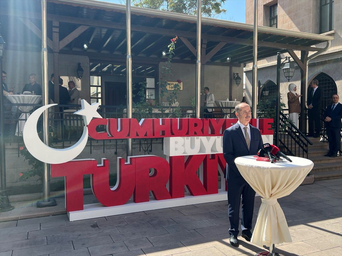 Yunus Emre Enstitüsü'nden Cumhuriyet sergisi açıldı