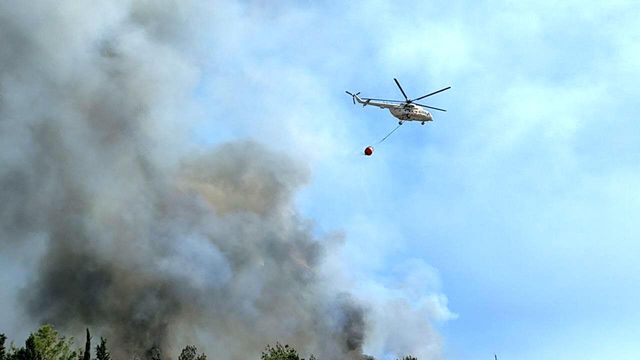 Aksu ilçesinde çıkan yangın ormanlık alana sıçradı