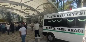 Balkondan düşerek hayatını kaybeden genç kız defnedildi